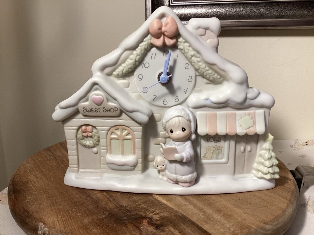 Precious Moments Sugar Town / Town Square Clock